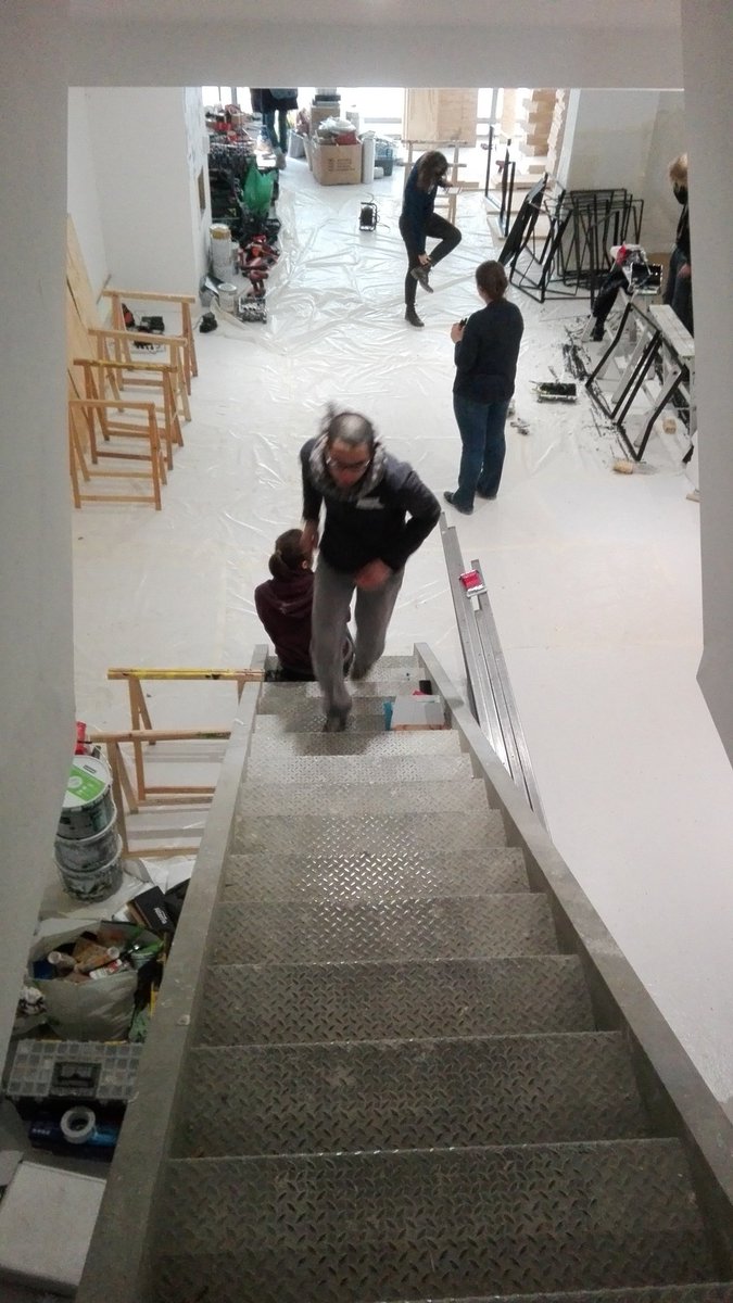 Auto-fabrication collective de nos futurs bureaux rue Delescluze avec @cartonplein75 <a href="/alternativewalk/">Alternative Urbaine</a> <a href="/assocapacites/">capacités</a> <a href="/VIACTI/">VIACTI</a> <a href="/Biocycle_Asso/">Biocycle</a> @lecarillon_asso grâce aux <a href="/CompagnonsB/">CompagnonsBâtisseurs</a>