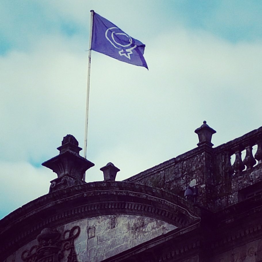 martinhonoriega's tweet image. A bandeira feminista ondea no alto do Pazo de Raxoi.
#DíaInternacionalDasMulleres
#OrgulloDeCidade
📷 @xanduro