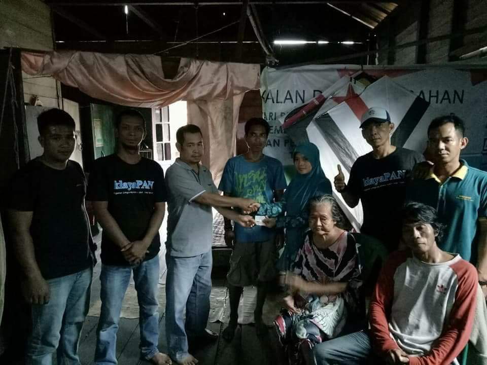 andriPAN86's tweet photo. Tim KlayaPAN yg di bina oleh ketua DPD PAN Sambas bang Guntur,https://t.co/WbZVTil4Oa, memberi bantuan untuk renovasi rumah Nek Wan SETA.@Pan_Sambas @ZUL_Hasan @eddy_soeparno @AstoRiskon @diman_bang @Minhani7
#GunturSPMM
#ForDPRRI
#PANOptim12
#PANmenang https://t.co/lrGkw38taU