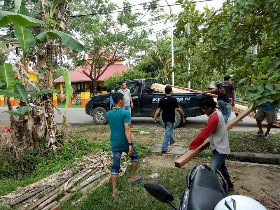 andriPAN86's tweet photo. Tim KlayaPAN yg di bina oleh ketua DPD PAN Sambas bang Guntur,https://t.co/WbZVTil4Oa, memberi bantuan untuk renovasi rumah Nek Wan SETA.@Pan_Sambas @ZUL_Hasan @eddy_soeparno @AstoRiskon @diman_bang @Minhani7
#GunturSPMM
#ForDPRRI
#PANOptim12
#PANmenang https://t.co/lrGkw38taU