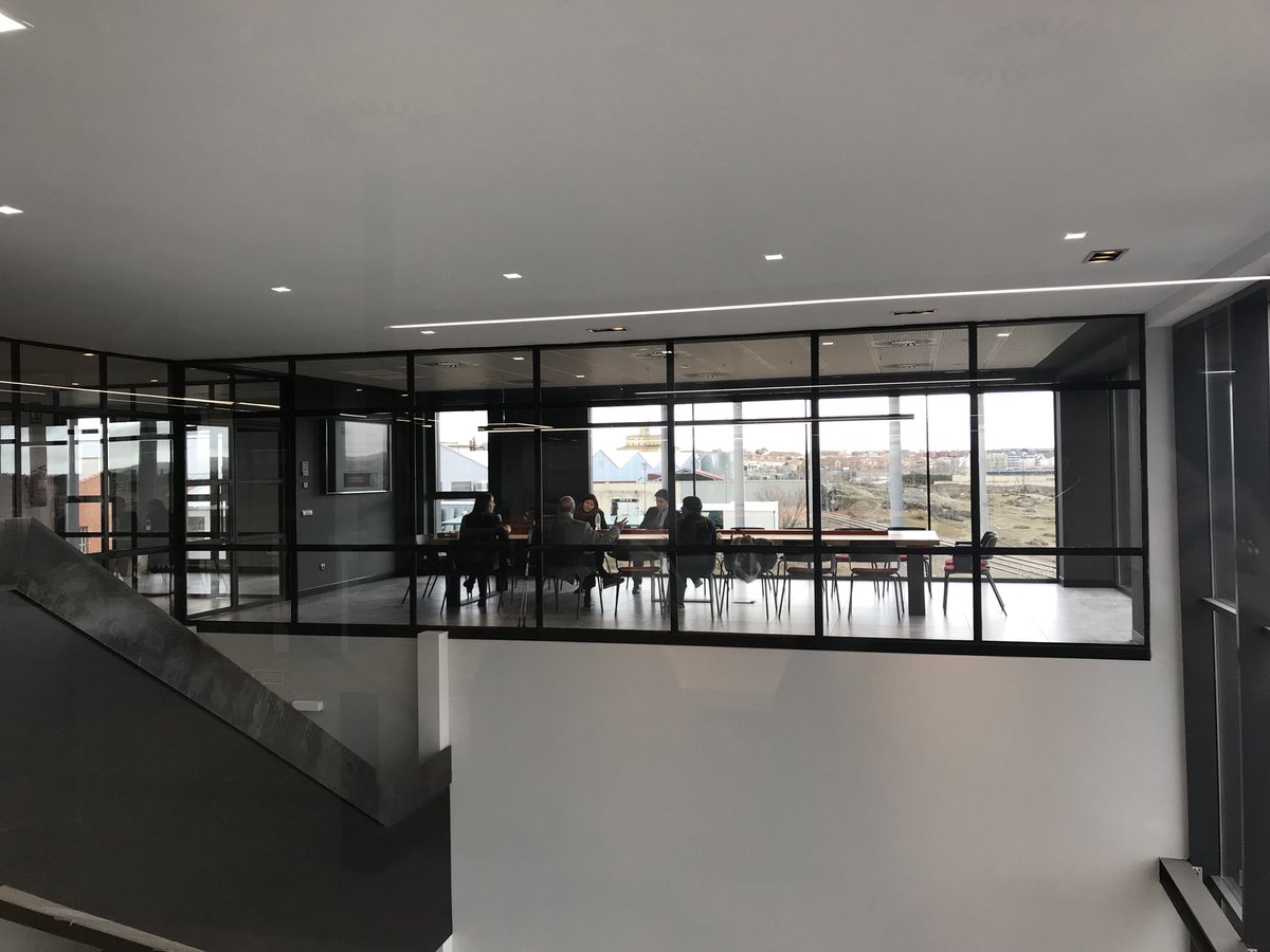 isaresina's tweet photo. @Santa_Teresa se muda!!! Nueva ubicación en #Ávila! Por fin en nuestras instalaciones nuevas, este equipo hasta el infinito y más allá 💪🏻💪🏻 https://t.co/FTF3bnDysV