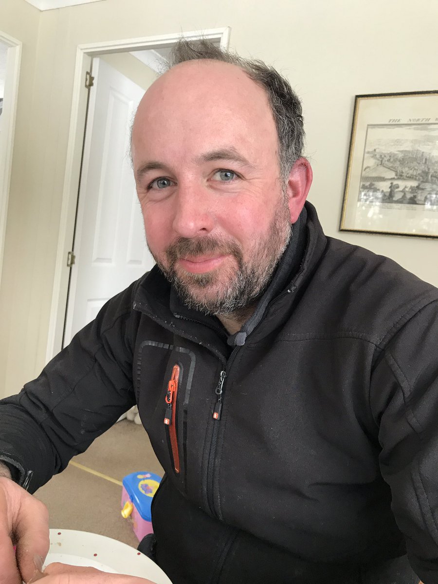 CacklebeanEggs's tweet photo. He's all smiles now he's had his lunch π€£ππ¨π»βπΎ#MrCackleBean #Farmer #Farming #EverythingIsFrozen #HeNeedsToWarmUp #LookingAfterHisGirls #CackleBean https://t.co/xhAaQUgUAv
