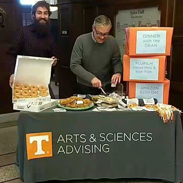 ArtsSciencesUT's tweet photo. Come to the 1st floor of Ayres NOW for some free breakfast and #exploreCAS merch!! Also, don't forget about the #ezploreCAS event happening on Tuesday from 10am-3pm in Hodges!
#freefood #freebreakfast #asadvising #prizes #event https://t.co/4K3IS7wqoO https://t.co/hTaX4rFtaa