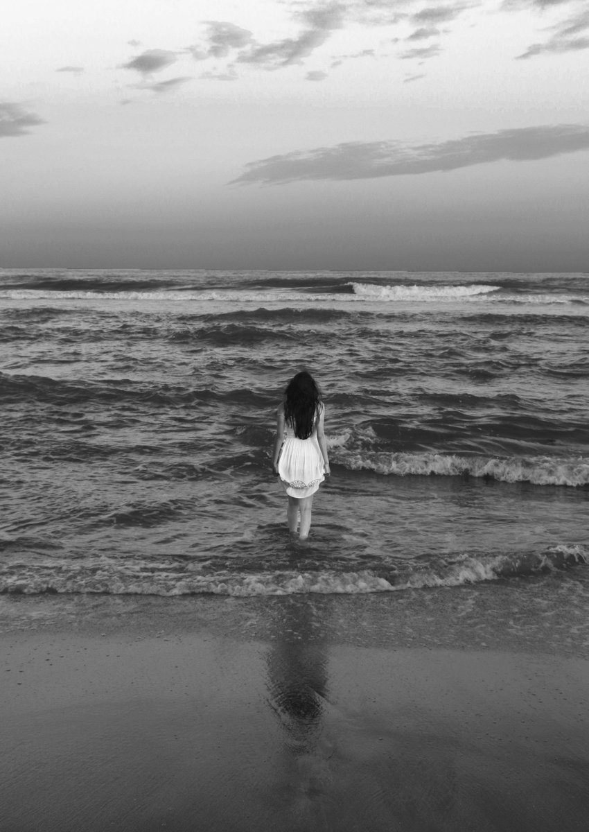 Esa playa en blanco y negro.