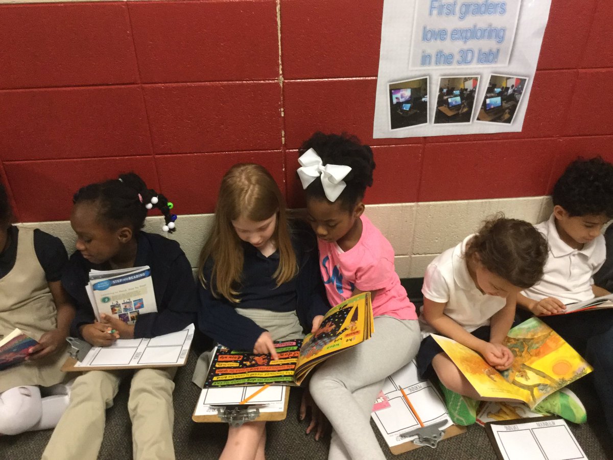 kcravenLES's tweet photo. The Red Hall Reads! #ReadAcrossAmerica #LESReads #ReadingTrain https://t.co/8Q5zohYKac