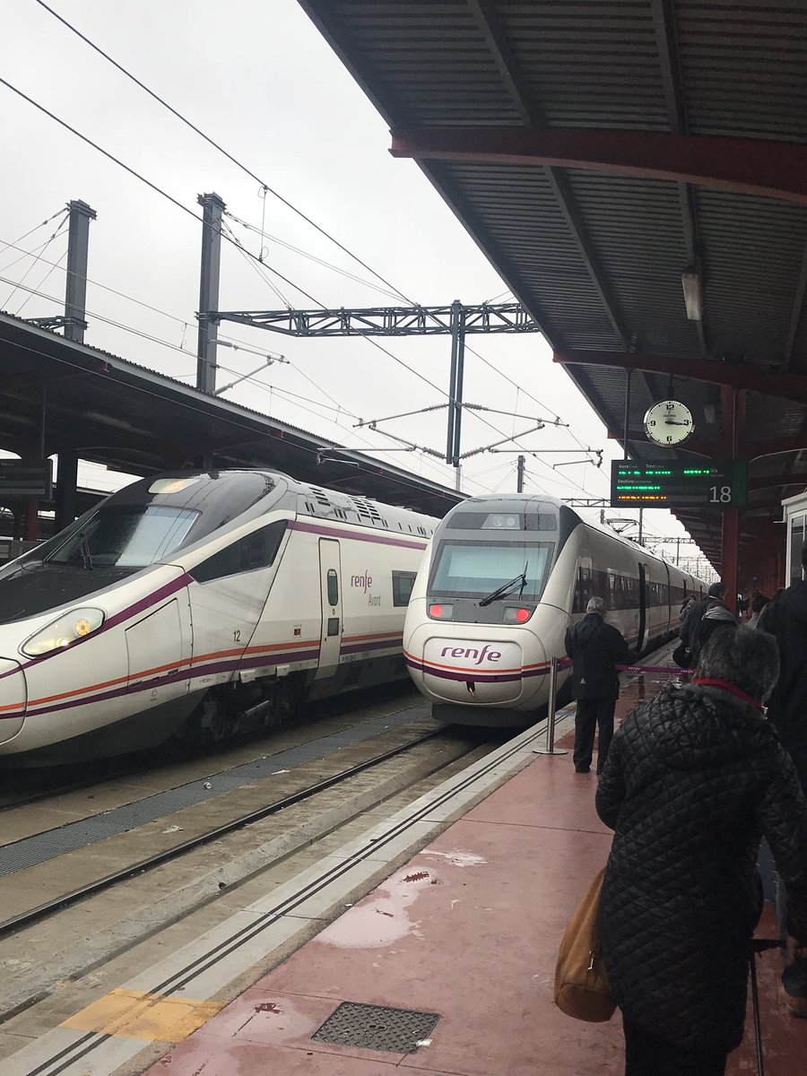 El tren de la izquierda es un avant, el de la derecha un alvia (supuestamente mucho más moderno que el avant) Anda! Si resulta ser un intercity a precio de alvia #renfemetima <a href="/Renfe/">Renfe</a> <a href="/Inforenfe/">InfoRenfe</a> <a href="/consumidores/">OCU</a> <a href="/facua/">FACUA</a> @PodemosTranspor