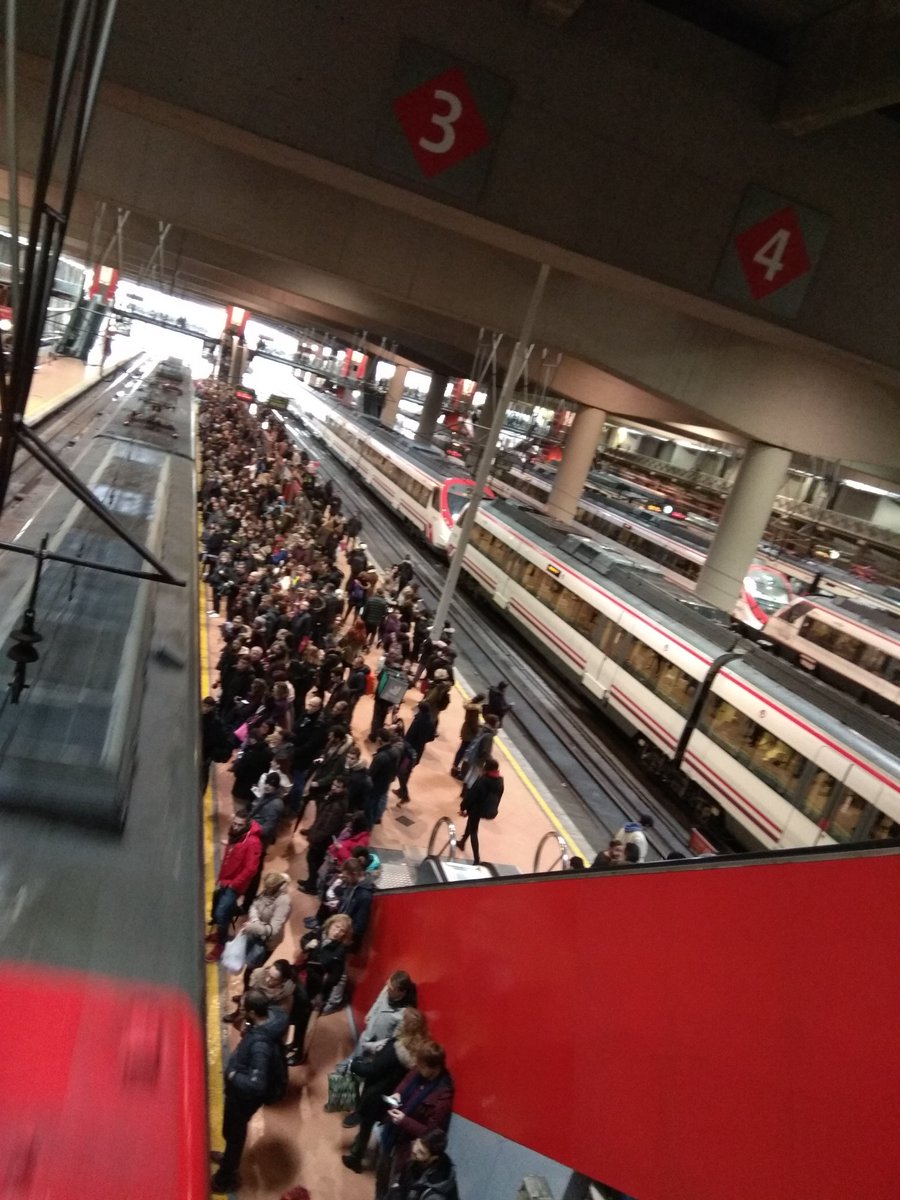 almaparias's tweet photo. @CercaniasMadrid Ha pasado ya el primer tren. Ese en el segundo y el andén está así: https://t.co/wS6nBJnUZo