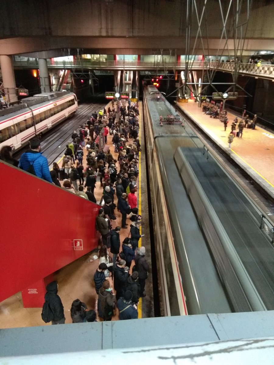 almaparias's tweet photo. @CercaniasMadrid Ha pasado ya el primer tren. Ese en el segundo y el andén está así: https://t.co/wS6nBJnUZo