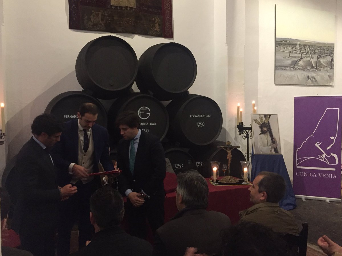 Con la Venia (@conlaveniatc) on Twitter photo El pregonero de la #SSantaJerez2018, <a href="/AntoGallardoM/">Antonio Gallardo</a>, ya tiene sus pastas para el Pregón. Rojas, como en manto de su Virgen del Desamparo. Que Ella le ampare bajo su manto de misericordia. El pregonero de la #SSantaJerez2018, <a href="/AntoGallardoM/">Antonio Gallardo</a>, ya tiene sus pastas para el Pregón. Rojas, como en manto de su Virgen del Desamparo. Que Ella le ampare bajo su manto de misericordia.