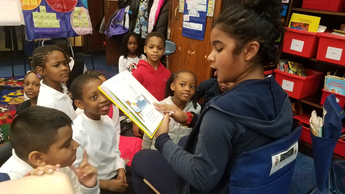 27q045's tweet photo. Celebrating #ReadAcrossAmericaDay @27q045 
Our guest readers are our fabulous students! https://t.co/1aZzfTawr5