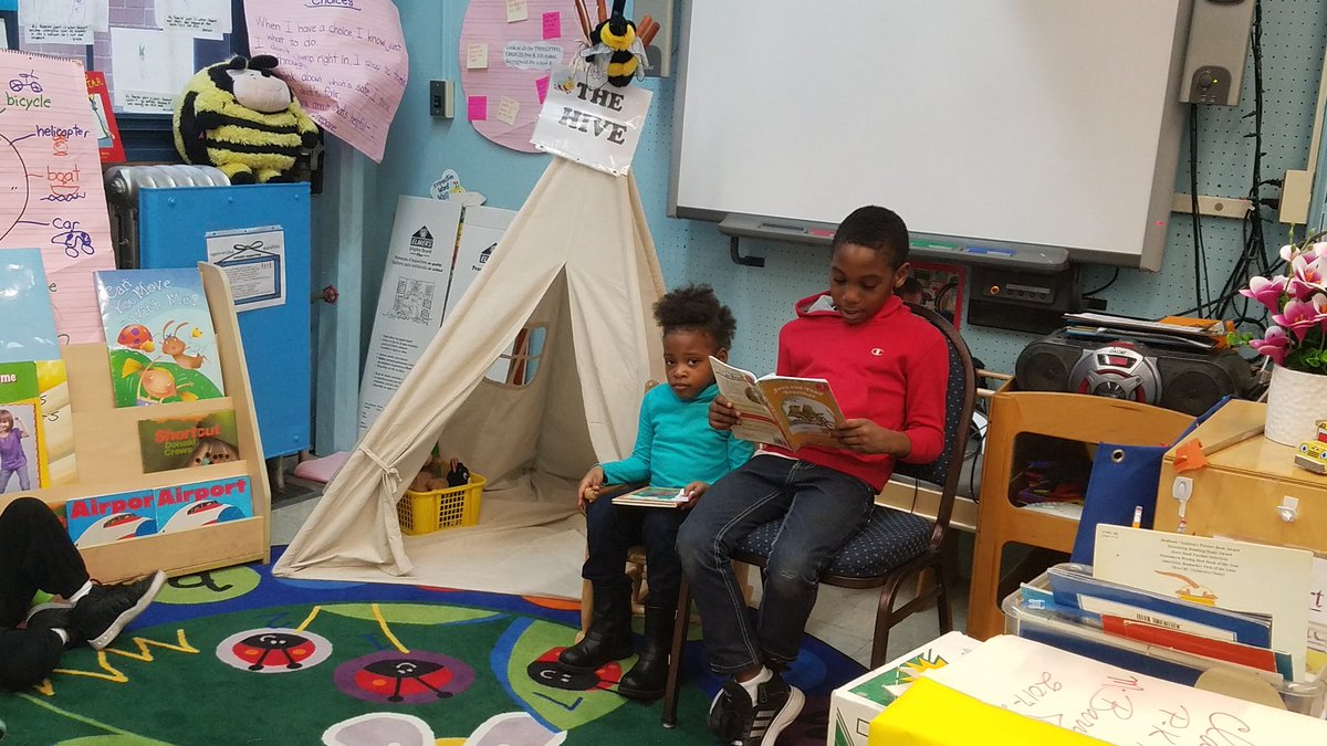 27q045's tweet photo. Celebrating #ReadAcrossAmericaDay @27q045 
Our guest readers are our fabulous students! https://t.co/1aZzfTawr5