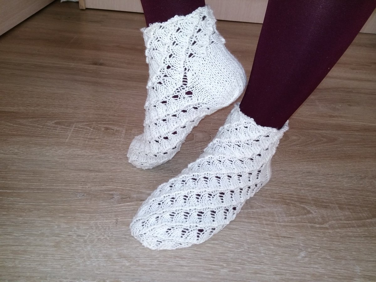 Alivefelt's tweet image. Есть голова - держи ноги в тепле! 
Не дадим замёрзнуть себе и близким и подарим  тепло, комфорт и красоту в виде носочков! Носки связаны из турецкой пряжи кашемир 100%. Носочки лёгкие, нежные, мягкие, очень практичные в носке. Цена 1900.