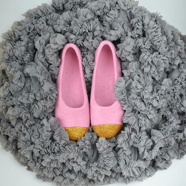 EtsyLithuania's tweet photo. Felt slippers from @musiumuse - for a very pink walk on tiles, wood and rugs 😊 .
.
.
#homeandliving #homeslippers #indoorshoes #etsylithuania #etsy #pink #goldshoes #goldglitter #handmadefashion #etsyseller #veltinis #filz #feltro #feltslippers https://t.co/HVUgKFHhVx https://t.co/jwOXZ0t9gk