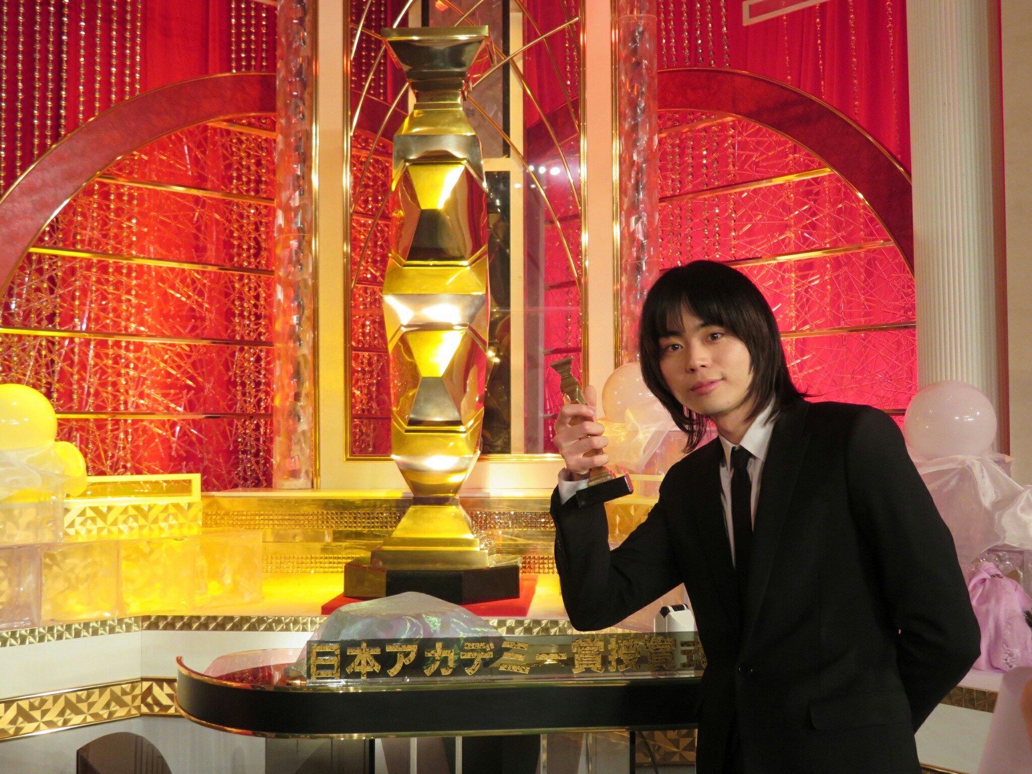 菅田将暉 日本アカデミー賞最優秀主演男優賞戴きました 正直 喜び方がわかりません ですが 今まで出会った方々 作品あっての 今だなと思いました 明日からまたあそこに立つ日を夢見てお芝居していきます 皆様本当に今日はありがとうございました