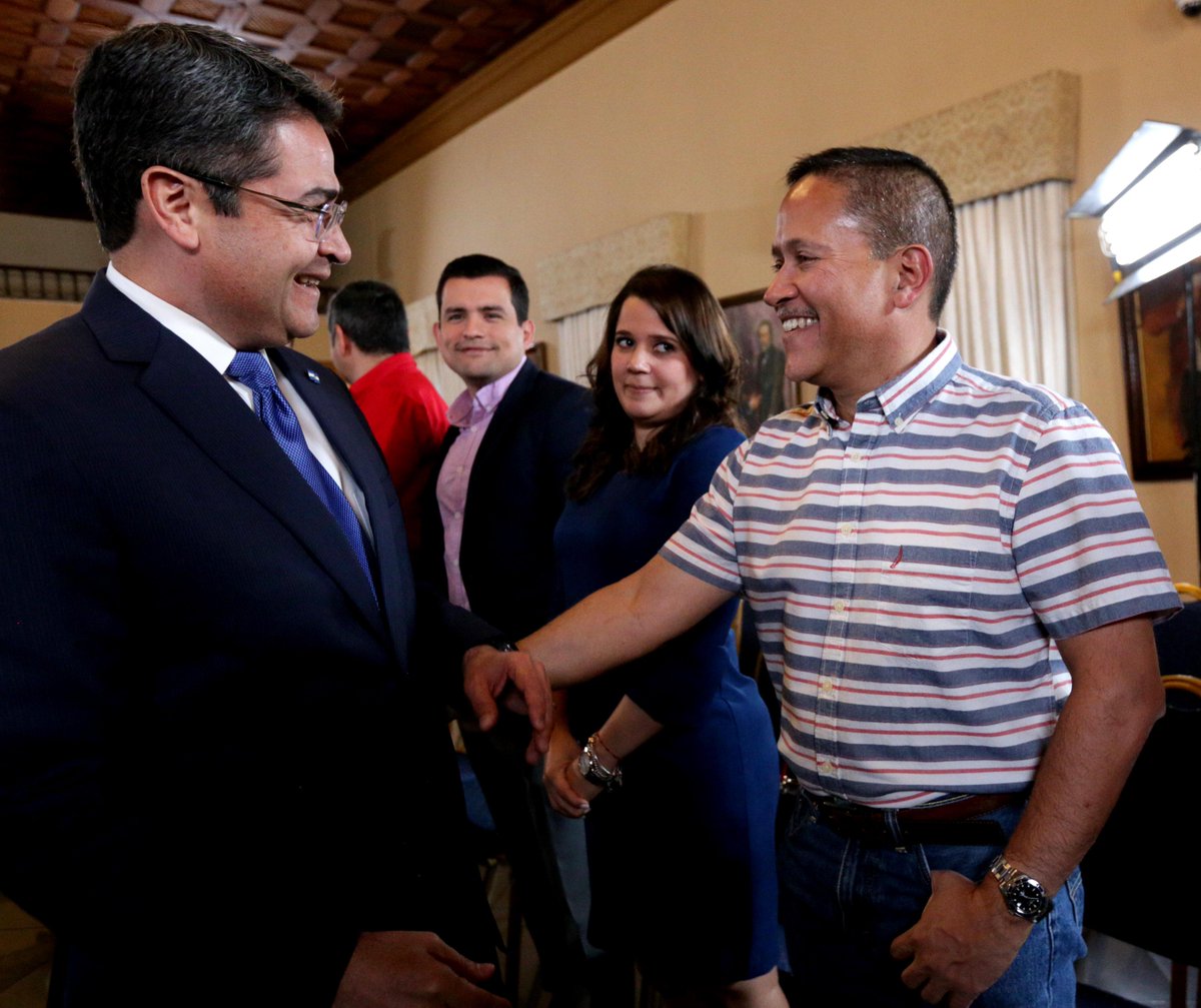 JuanOrlandoH's tweet photo. #ElSueñoDeSerDueño es la oportunidad de miles de familias clase media de comprar una casa, dejar de alquilar y forjar un patrimonio propio, pagando cuotas a tasas de interés justas. Nuestra meta es construir 10 mil casas y generar 60 mil empleos sector construcción #ManosALaObra https://t.co/3LvLVZswm4