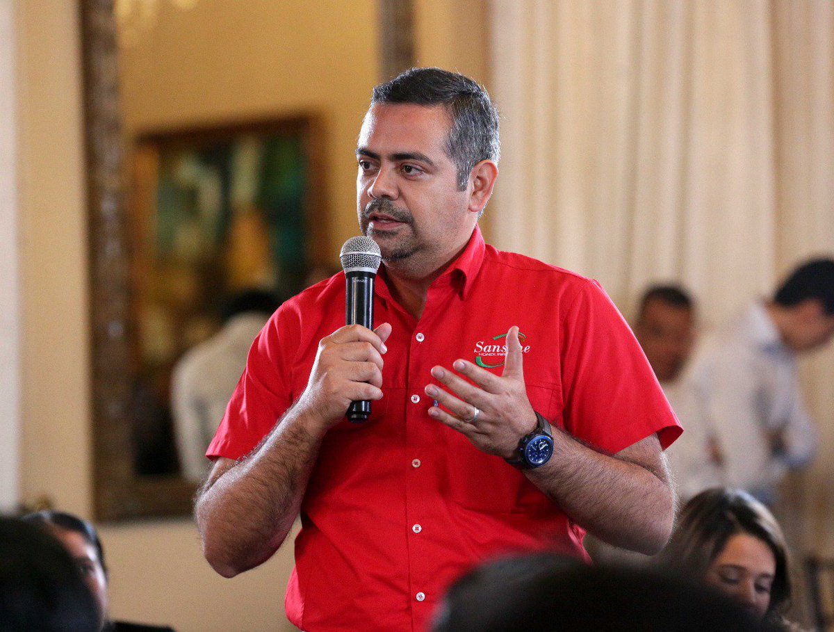 JuanOrlandoH's tweet photo. #ElSueñoDeSerDueño es la oportunidad de miles de familias clase media de comprar una casa, dejar de alquilar y forjar un patrimonio propio, pagando cuotas a tasas de interés justas. Nuestra meta es construir 10 mil casas y generar 60 mil empleos sector construcción #ManosALaObra https://t.co/3LvLVZswm4