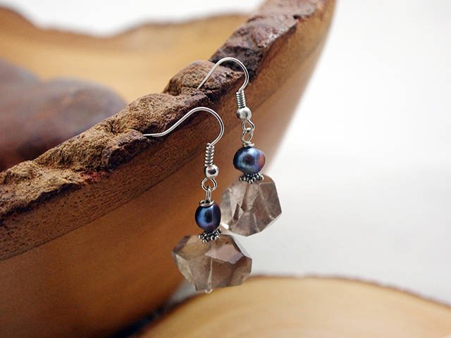 jarmgirl's tweet photo. I think these are beautiful, from the Etsy shop EchosHealingStones. https://t.co/DHMPrlqUj2 #etsy #jewelry #earrings #smokyearrings #silverdropearrings #stonehealing #grayearrings #lightgrayjewelry #lightgrayearrings #clearcrystal https://t.co/J956vFBrII