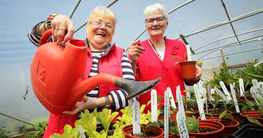 TNLComFund's tweet photo. How best can we support people with dementia to live well? @age_uk's new report looks at examples of interesting approaches to improving personal wellbeing, including 3 #NationalLottery funded projects that are working across the UK ⬇

https://t.co/VRX589yK0g https://t.co/0KZDQtu7Zs