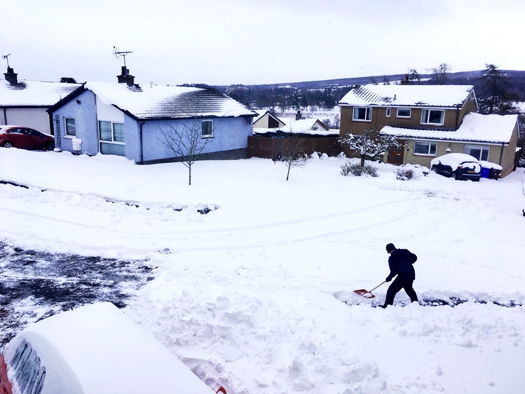PeterCarroll10's tweet photo. Man vs Beast! 💪❄️❄️
#onemansnowplough #snoweasy #bewaretheyellowsnow https://t.co/Ox7WUpx6zt