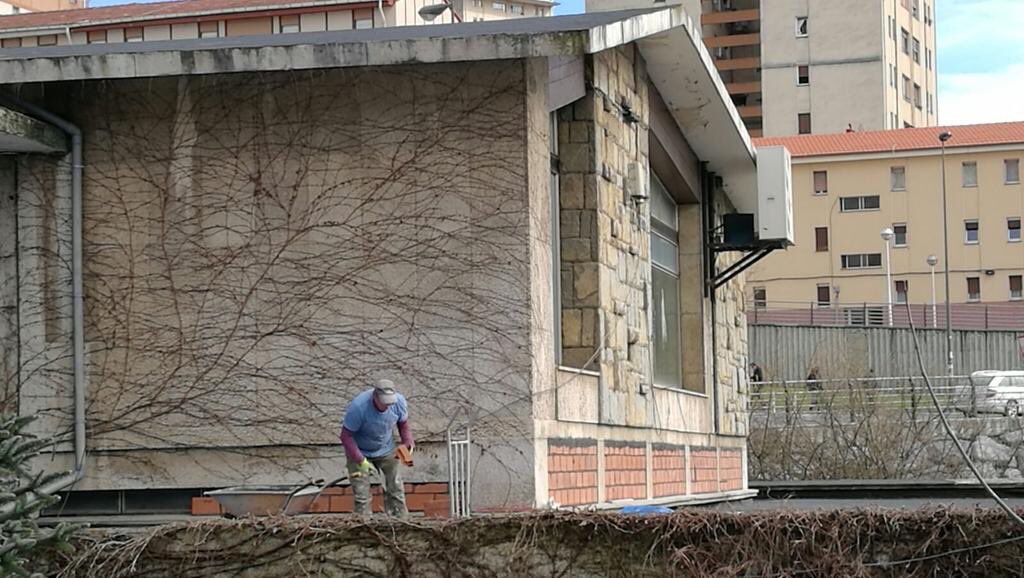 Kaieneotxar's tweet photo. ‼️Kutxabank está tapiando el edificio dedicado a obra social que lleva años sin actividad. 

Hau da @Kutxabank-ek egiten duen gizarte ekintza #Otxarkoaga-ko erdigunean? https://t.co/w7VsNlOOIT