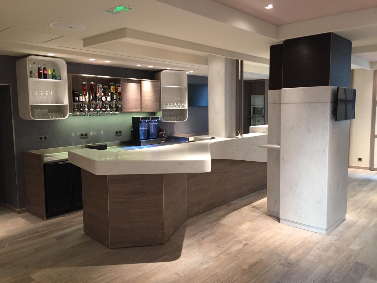 cdukltd's tweet image. Hotel designers love Corian® for its flexibility in bringing to life their creations whilst standing up to every day wear &amp;amp; tear to stay looking beautiful for years to come @crea_diffusion used Raincloud Corian® for shelving, column cladding &amp;amp; a futuristic bar in this Paris hotel