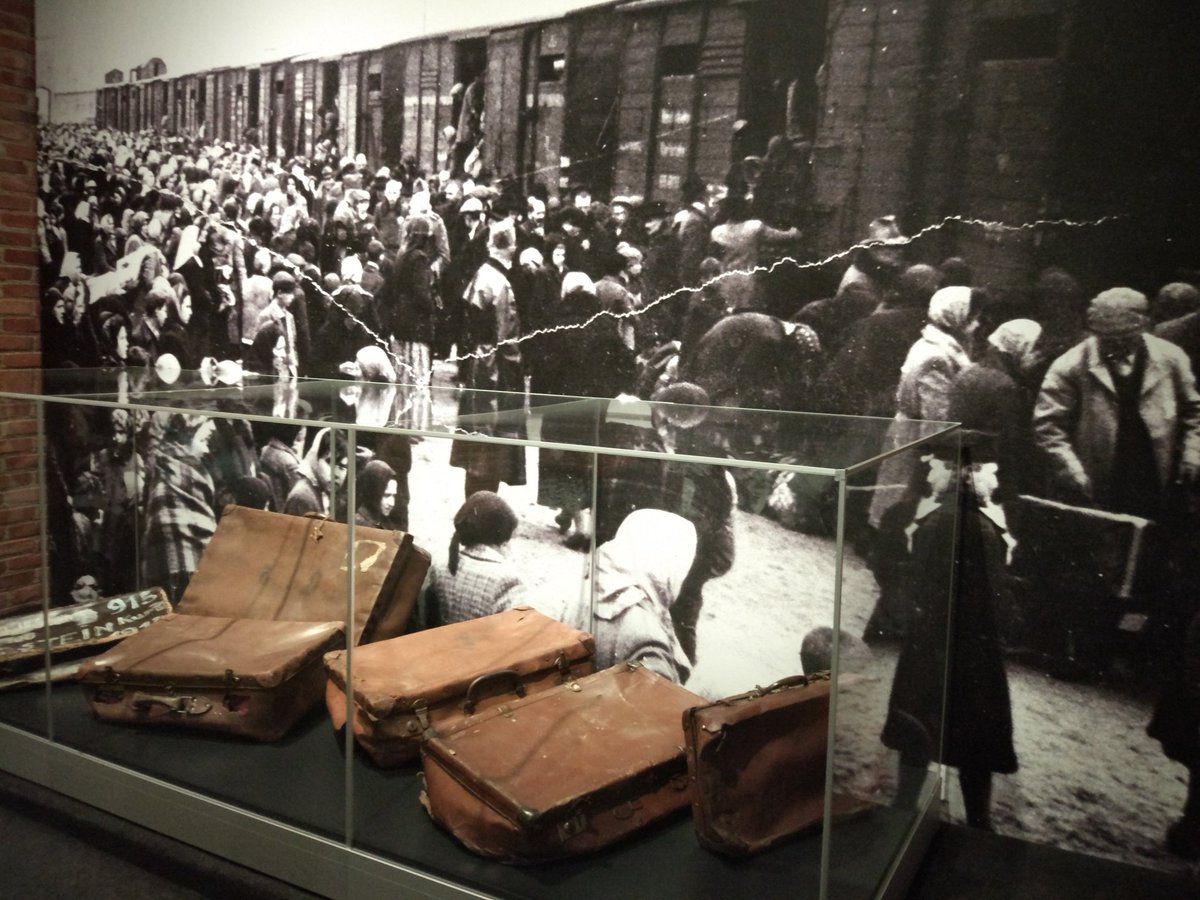 EvaProfGH's tweet photo. Impresionante @auschwitzxhibit 
 e imprescindible para nuestros alumnos. La concienciación y la educación se hacen presenten en cualquier rincón de la exposición. https://t.co/pmVm4U7mTe