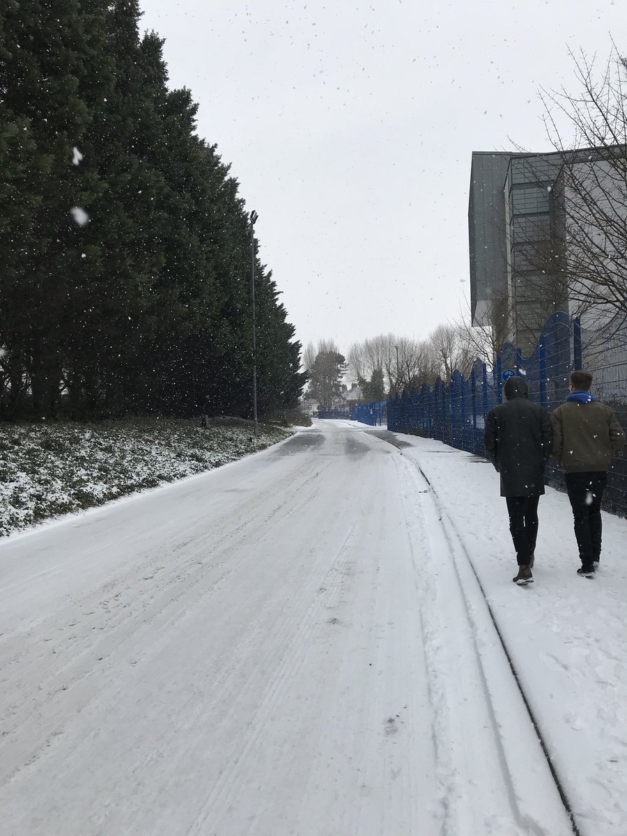 twarburtonsmith's tweet photo. Heavy snow makes landfall on Cosham #BeastFromTheEast .@portsmouthnews .@HighburyCollege https://t.co/VysHq18Iwo