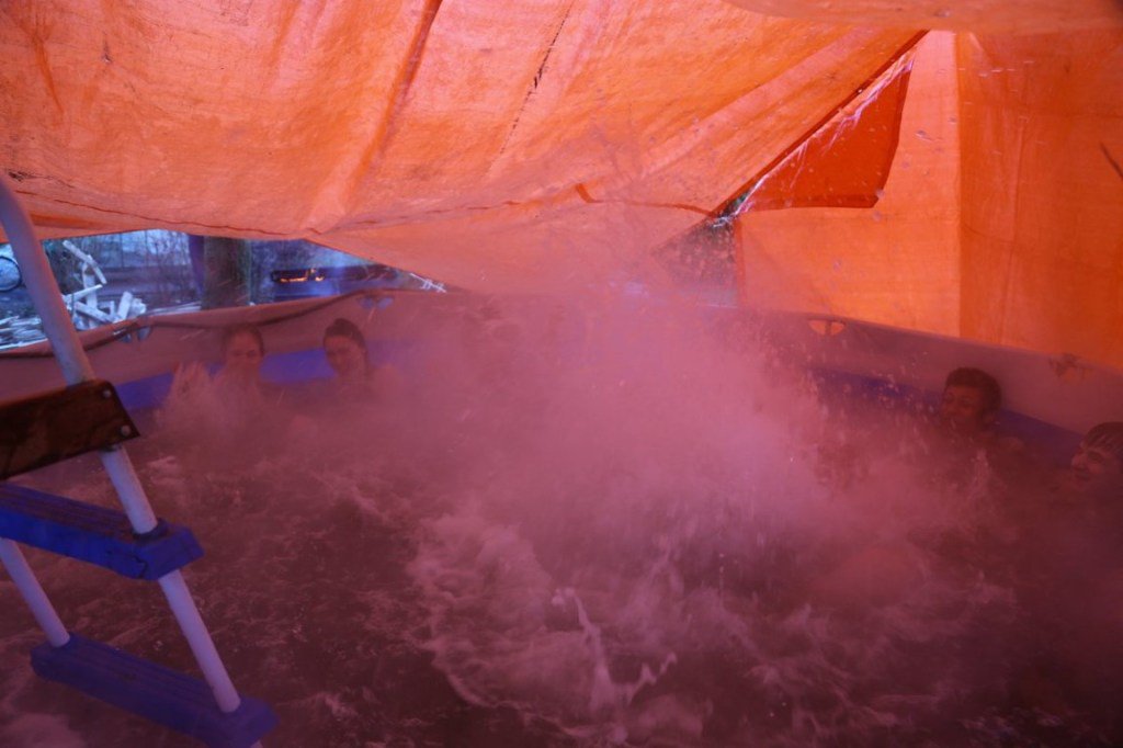 De explorers hebben een hot tub gebouwd scoutinghaagsehout.nl/hot-tub-weeken…