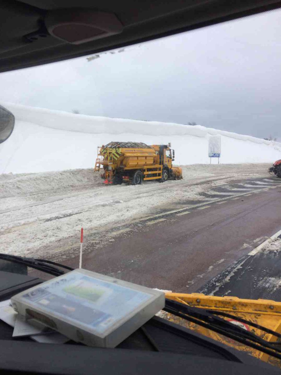 TheForthBridges's tweet photo. Look at these bad boys/girls in action - on #M90 / #A90 J2a, s/b which has seen drifting snow lying as deep as 8ft. Diversion currently in place to allow 6 ploughs &amp; a tractor to get tore into the snow. Further updates to follow. Traffic diverting off at Halbeath. #winterinfo https://t.co/9T3gLE9BoR