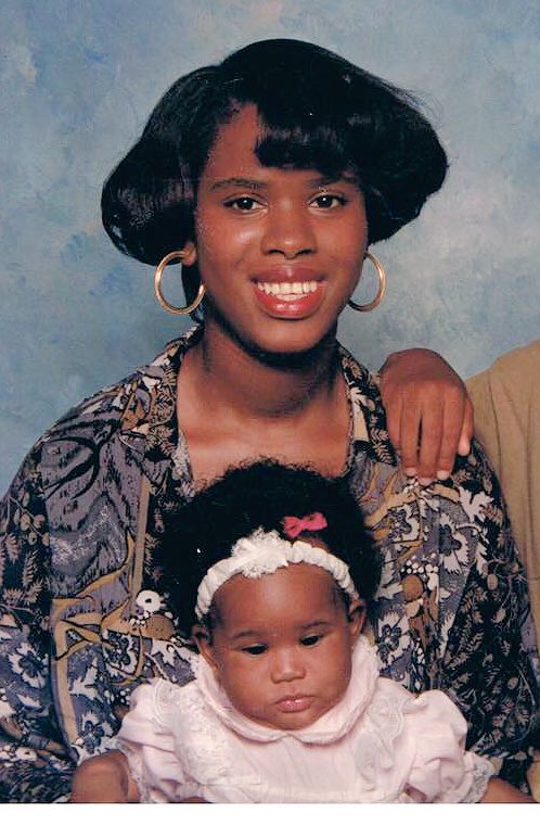__wonderfulB__'s tweet image. I was born to one of the realest women in Carrollton! #BackInThe90s 💛 #Queen #AnotherYRyounger