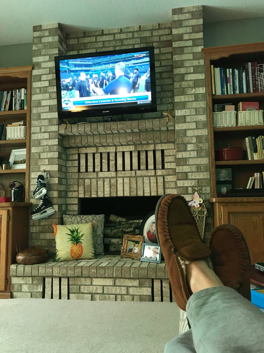 Dave_Schwartz's tweet photo. @CassidyQuinn @beachang @WillUjek @PaulGerke Thought about moving today...but NFL combine is on. Also I feel the need to pass out every few hours. #JetLag #TheStruggleIsReal #LifeInSweatPants https://t.co/eq9vDVdHYf