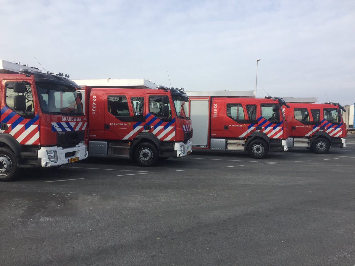 Gister de nieuwe TS opgehaald, samen met de collega’s van Sneek, Jubbega, en Scherpenzeel. <a href="/VRFryslan/">Veiligheidsregio Fryslân</a> mooie dag gehad. Nu maar trainen.🚒💪