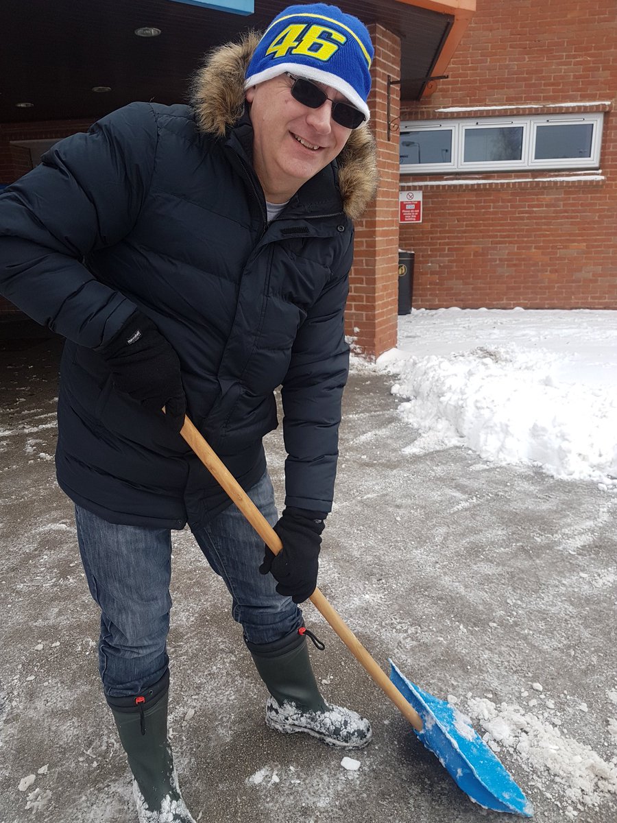 marshaj1772's tweet photo. When someone comes along with a shovel bigger than yours
All hands to the deck..thanku to this relative who helped me clear the paths to the MIU #POWCH @WorcsHealthCare #SnowHeroes https://t.co/fdVbg6RMeZ