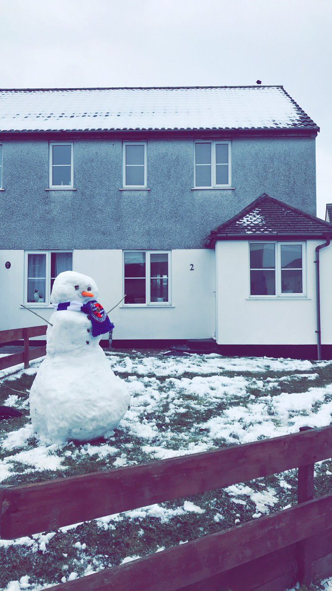 LANKS_01's tweet photo. I think our Snowman is a @ReadingFC fan 😂🙈 https://t.co/c1BIKq6RBn
