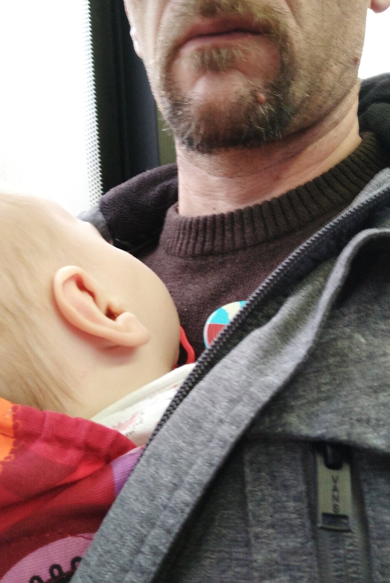 Una pregunta, ¿debería sentirme discriminado porque en esa señal sólo se represente que son mujeres las que pueden llevar bebés encima? ¿O somos todos los que deberíamos luchar para que no se las visualice sólo a ellas en esta situación?