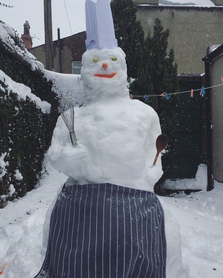 NiamhBarry14's tweet image. Had to make one 🤷‍♀️⛄️😂 #readyforservice #snowchef