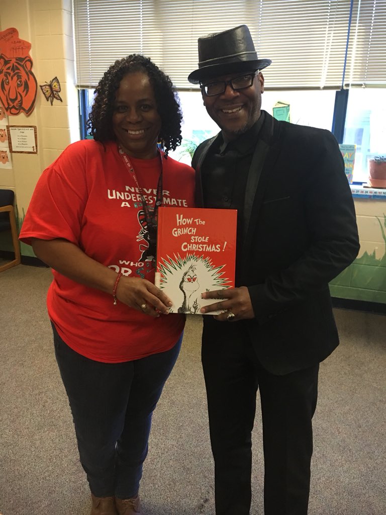CascadeESMedCtr's tweet photo. Guest readers make our day special!! #APSmedia #ReadAcrossAmerica  #CascadeES #atlsuper #APSITPatrice https://t.co/okHJFTBxMO