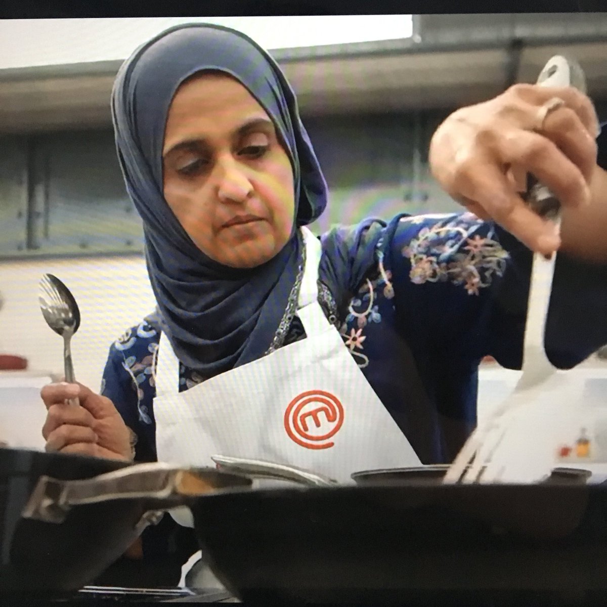 TendToTravel's tweet photo. Org Malaysia masuk MasterChef UK masak murtabak + kari terkejut omputih sedap hahah #MasterChefZaleha https://t.co/DN7x1XzSlf