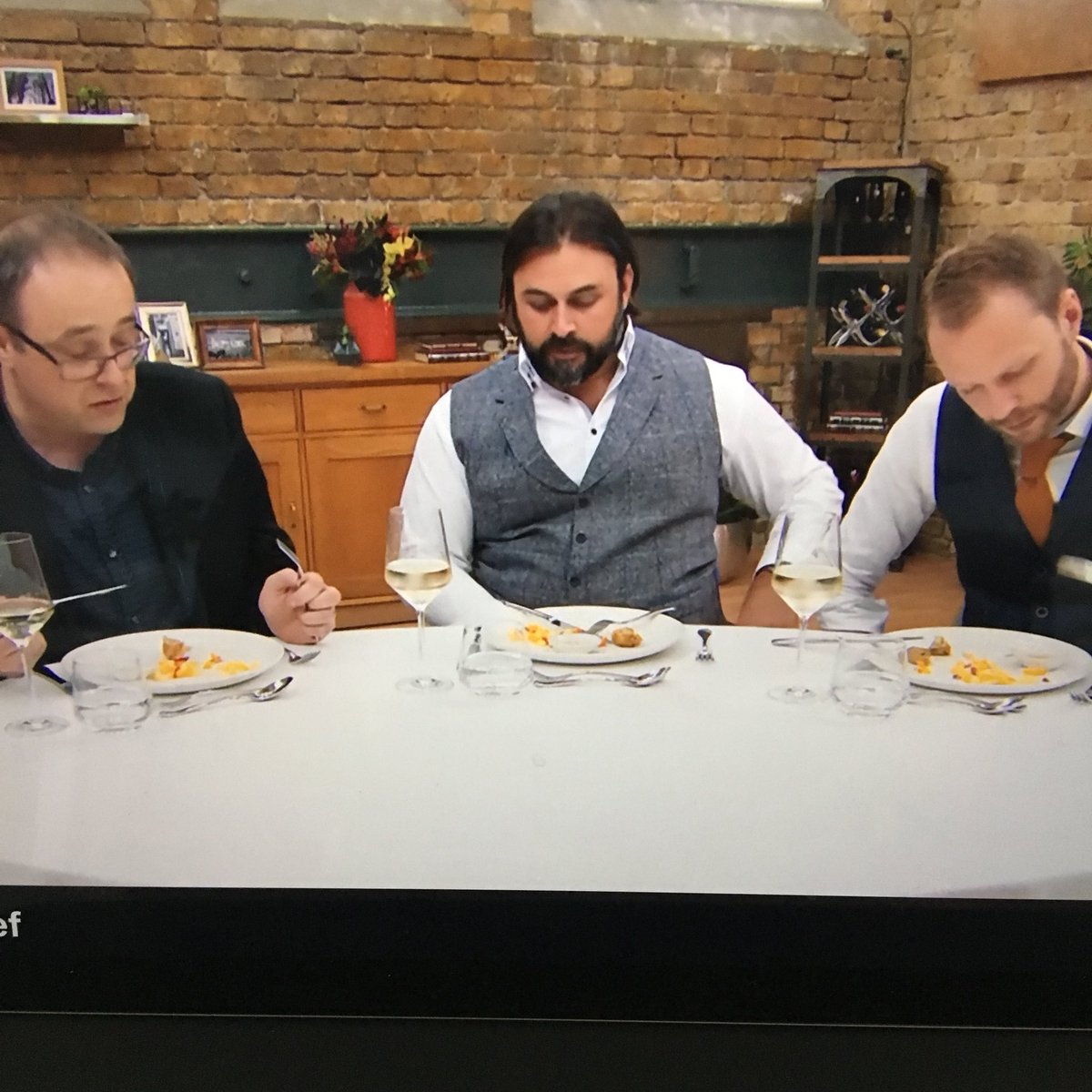 TendToTravel's tweet photo. Org Malaysia masuk MasterChef UK masak murtabak + kari terkejut omputih sedap hahah #MasterChefZaleha https://t.co/DN7x1XzSlf