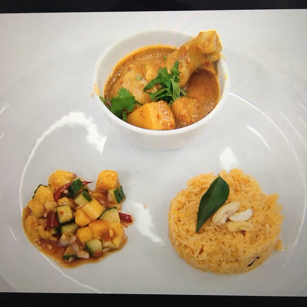 TendToTravel's tweet photo. Org Malaysia masuk MasterChef UK masak murtabak + kari terkejut omputih sedap hahah #MasterChefZaleha https://t.co/DN7x1XzSlf