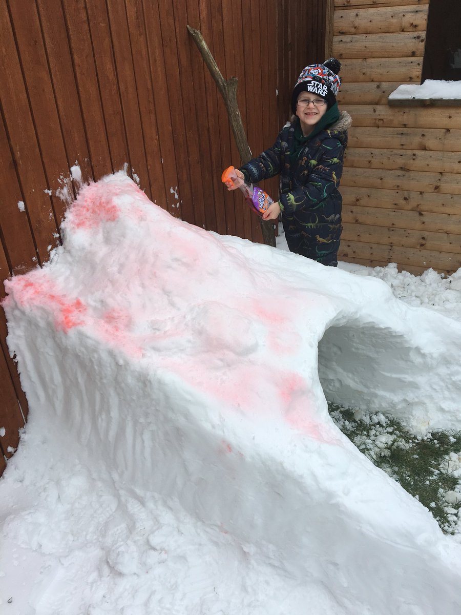 AmandaHunter75's tweet photo. @Miss_Wilson_P2B Jacob finished the igloo today and had lots of other fun in the snow! #SPSLovesToRead #SPSsnowday @SimpsonPrimary https://t.co/YJYkzDA8gv