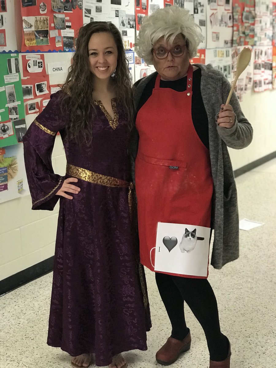 mfenglish's tweet photo. Lucy from Narnia meets Mrs. Griffin from the Holiday House @highpointgjps #ReadAcrossAmerica2018 #ReadAcrossAmericaWeek https://t.co/AFnOghnBPH
