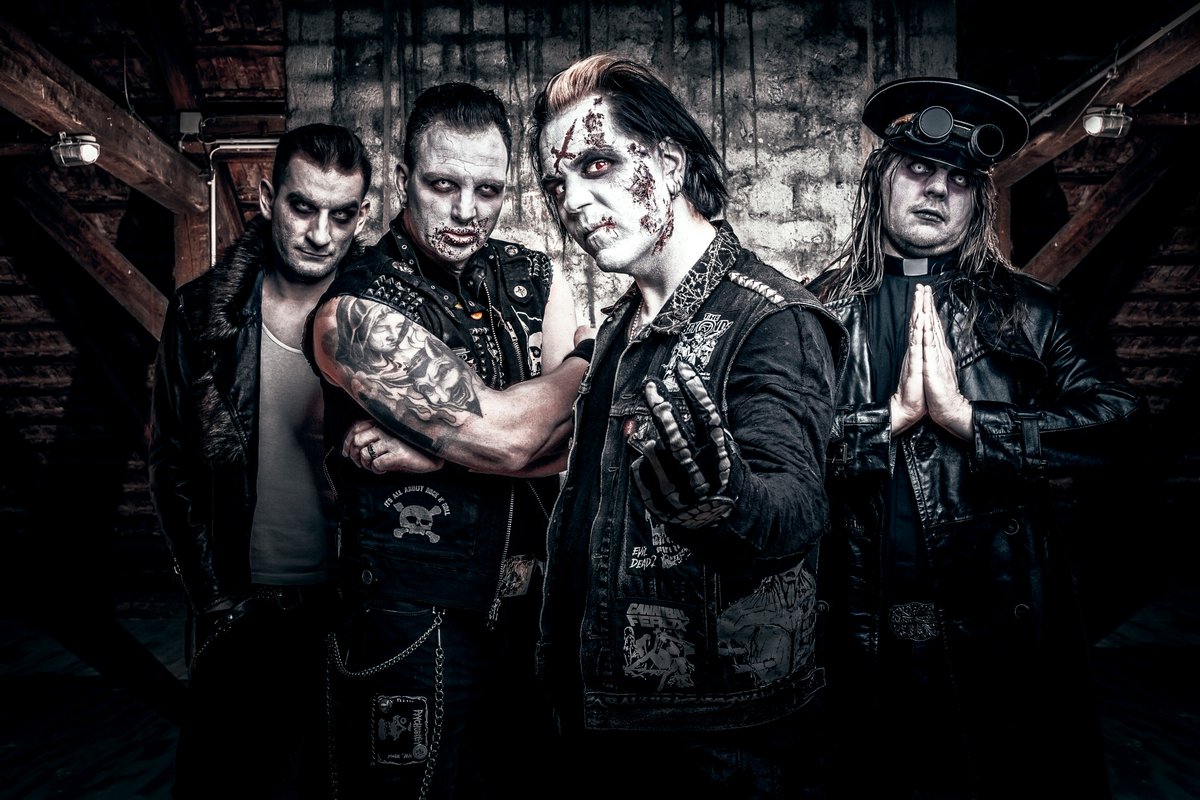 📸 Here we are, the <a href="/BZfOS/">BZfOS</a> 2018 proudly introducing our scary new bass player Dejan Decay! 📸 
Many thanks to the spooky photographer Pascal Riesinger - it was such a gory shooting! What do you ghouls and ghoulinas think? 
#photoshoot #photography #zombies #horror #bzfos #Spooky