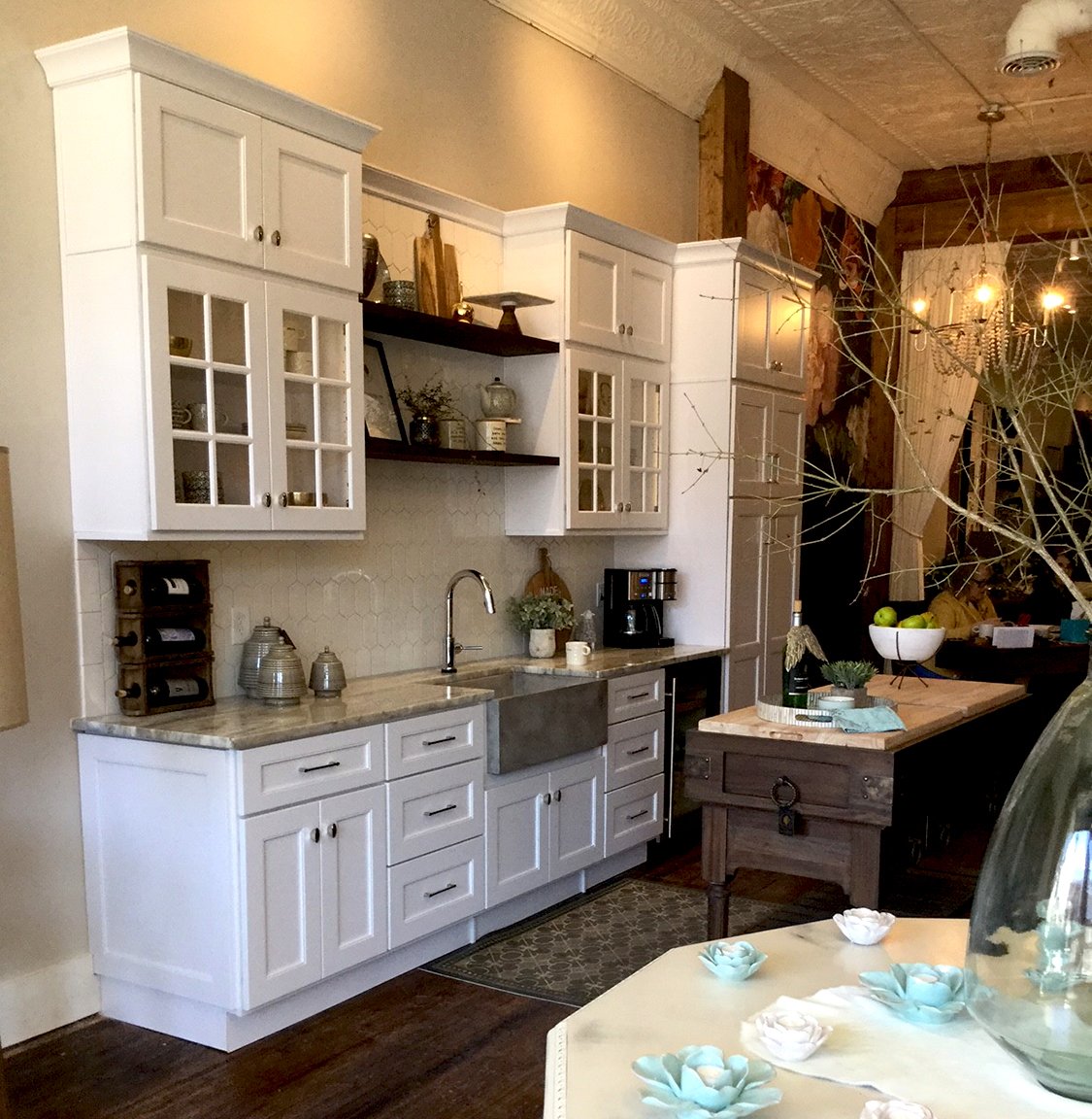 GreenForestCab's tweet photo. Check out this beautiful display of our #ParkPlaceWhite #cabinets at one of our client's businesses. Display showcases a #FarmSink, #FinishedInterior cabinets with #GlassDoors and standard Base, Wall & Pantry #hardwood cabinets for a #classy, clean, #stylish & bright showpiece! https://t.co/T39VHmTefp
