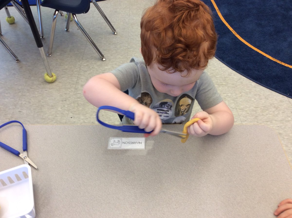 fernandarocco3's tweet photo. Practicing our fine motor skills is fun! Nursery kids are learning to use scissors. #CISInpsires #nurserykids https://t.co/BONilfZji8