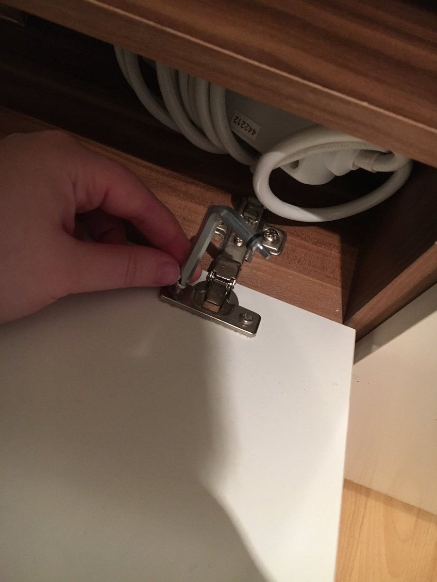 chandlerror404's tweet photo. I don’t have a proper screwdriver so I’ve to unscrew the hinges with the the tiny screwdriver part of my skate tool RIP #diygod https://t.co/Jks5UDxXLH