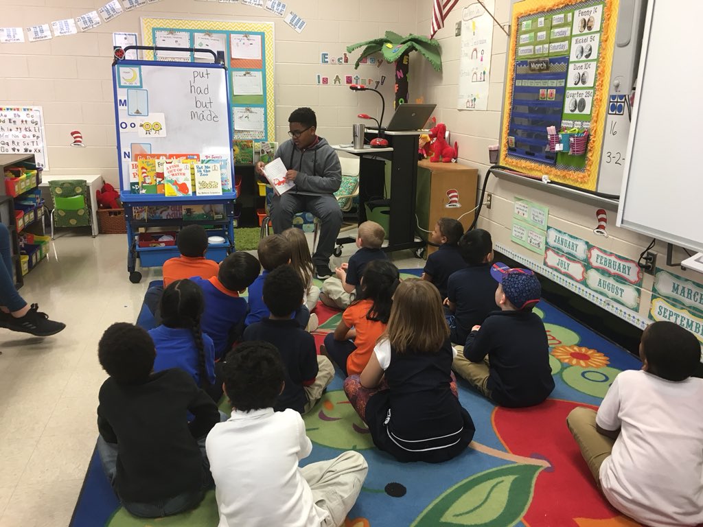 KathrynM101's tweet photo. Love visiting South Lexington with our @LMS_RAKClub for #ReadAcrossAmerica Day! @LCSJackets @LexMidSchool #LMSNewDay https://t.co/GOe2NwulK4