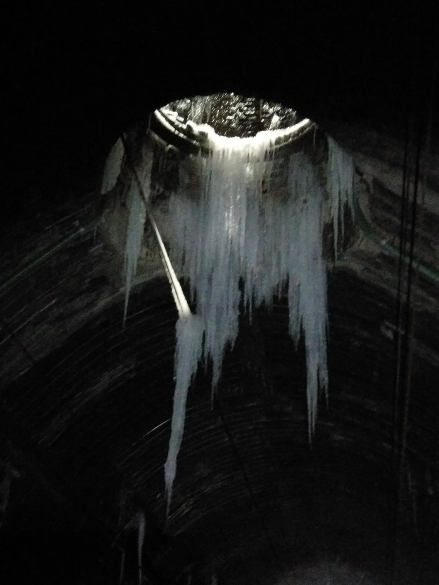 networkrail's tweet photo. ❄️😱 We’re tackling icicle threats to keep customers on the move. 🚄

🔌 Giant icicles edging close to high-voltage overhead power lines led today to train customers being diverted.

➡️ https://t.co/SiDax0tYs3

#UKsnow #weather https://t.co/dcsCIxdgYA