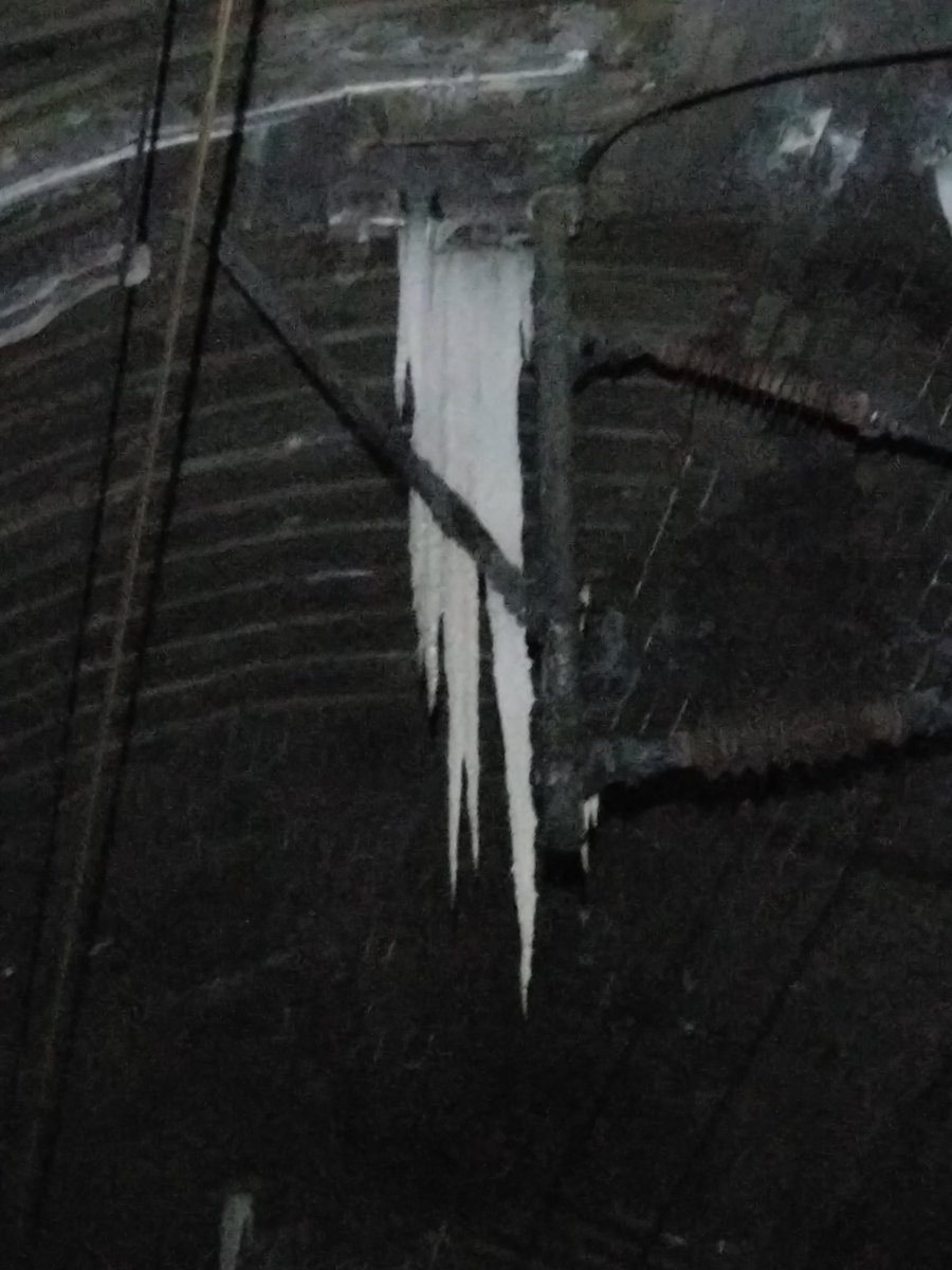 networkrail's tweet photo. ❄️😱 We’re tackling icicle threats to keep customers on the move. 🚄

🔌 Giant icicles edging close to high-voltage overhead power lines led today to train customers being diverted.

➡️ https://t.co/SiDax0tYs3

#UKsnow #weather https://t.co/dcsCIxdgYA