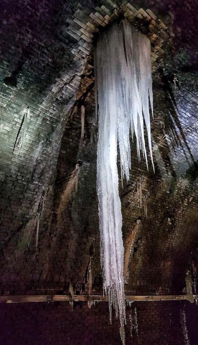 networkrail's tweet photo. ❄️😱 We’re tackling icicle threats to keep customers on the move. 🚄

🔌 Giant icicles edging close to high-voltage overhead power lines led today to train customers being diverted.

➡️ https://t.co/SiDax0tYs3

#UKsnow #weather https://t.co/dcsCIxdgYA